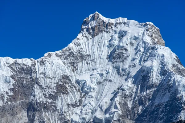 Cho Oyu towering over the 4,990 m Ngozumpa Tsho