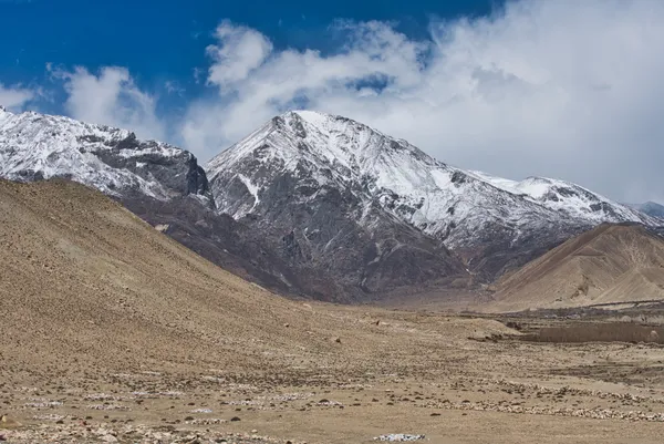 The rugged trail opening to dramatic views of the snowy Chogo La ridgeline at 4,325 m