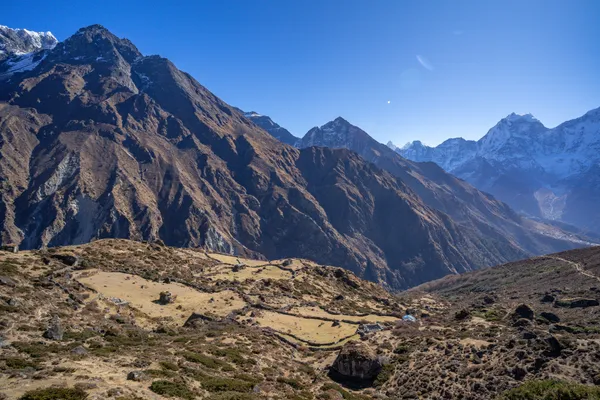 Stone-walled fields and distant peaks at 3,800 meters on the trail to Dole